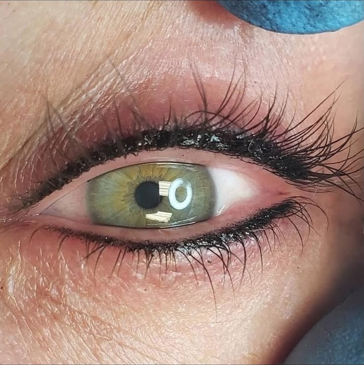 Eye-liner permanent tracé sur la paupière supérieure et la paupière inférieure